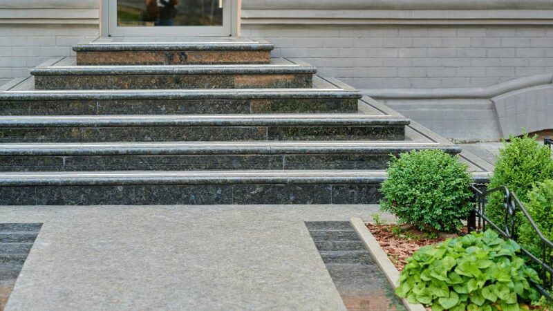 Schody zewnętrzne – czy lepiej wybrać marmur czy granit? Specjaliści ze Szczecina podpowiadają