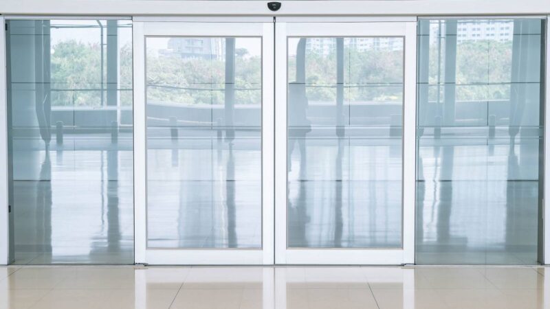 Przewodnik po automatyzacji wejść: jak wybrać i zainstalować drzwi automatyczne